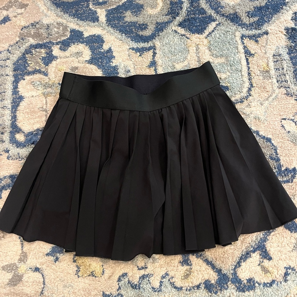 Black Aritzia pleated skirt